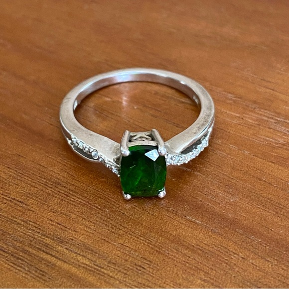 STS - Emerald Green Stone - Sterling Silver 925 Ring with Diamond Detailed band - Picture 16 of 17
